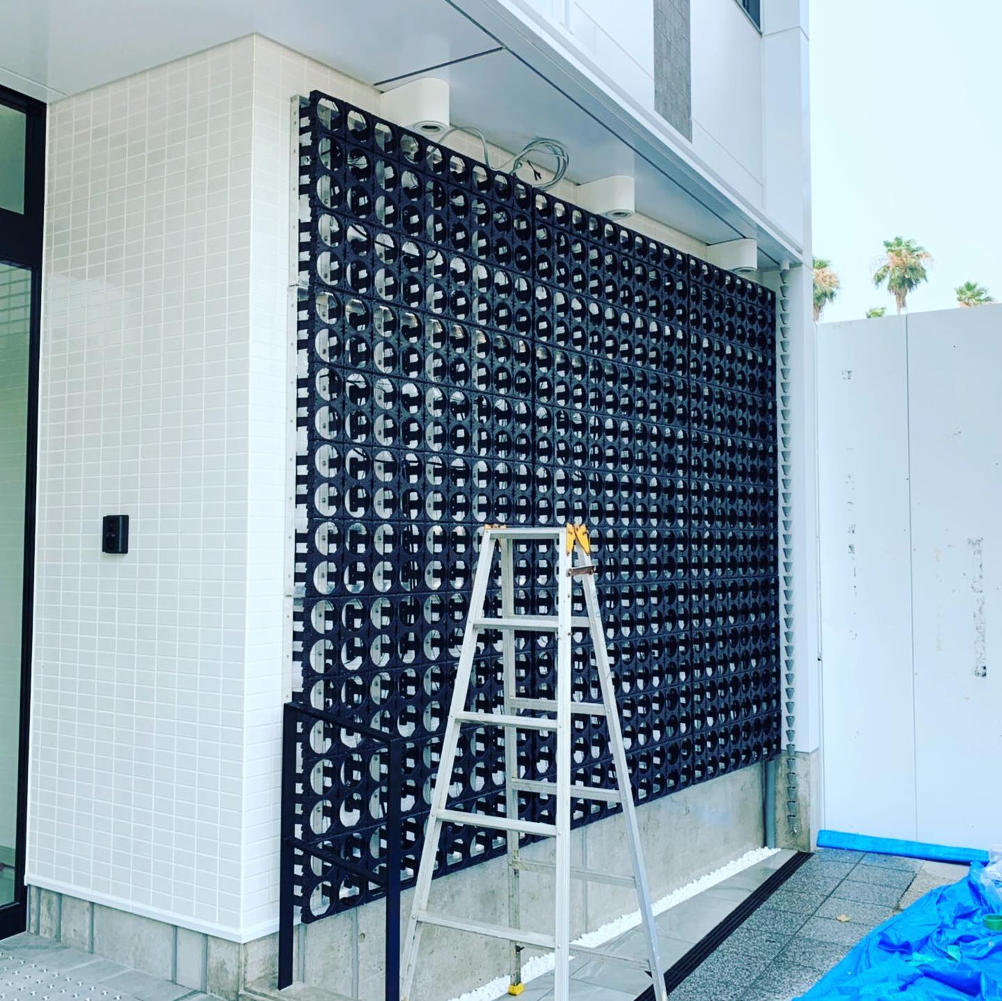 壁面緑化 【 屋外:カセット式壁面パネル使用 】 67の施工写真2