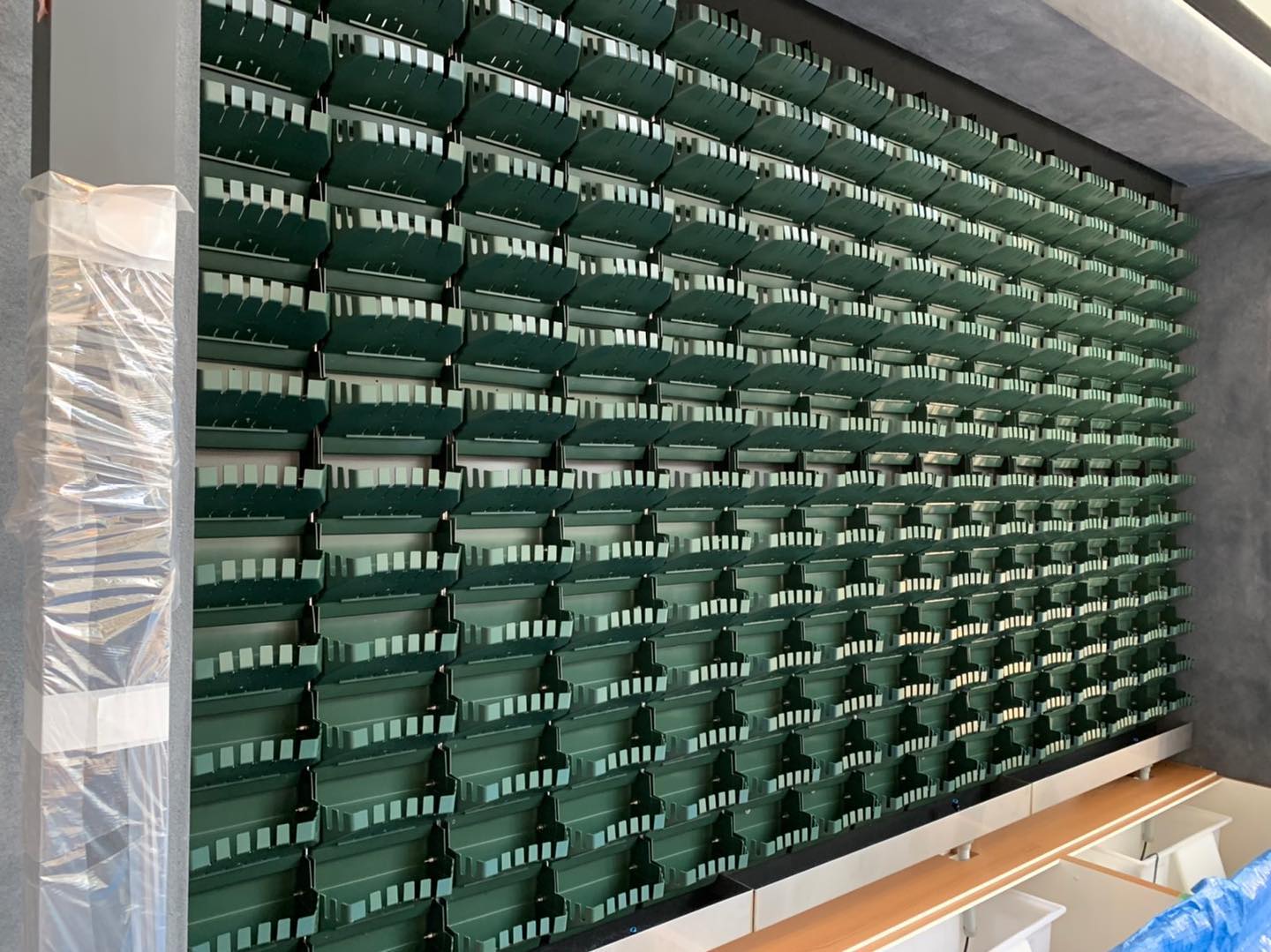 壁面緑化 【 屋内:プラティコ式壁面緑化パネル使用 】 120の施工写真3