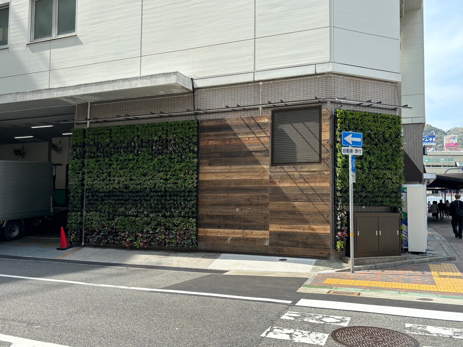 壁面緑化 【 屋外:カセット式壁面パネル使用 】 131の施工写真3