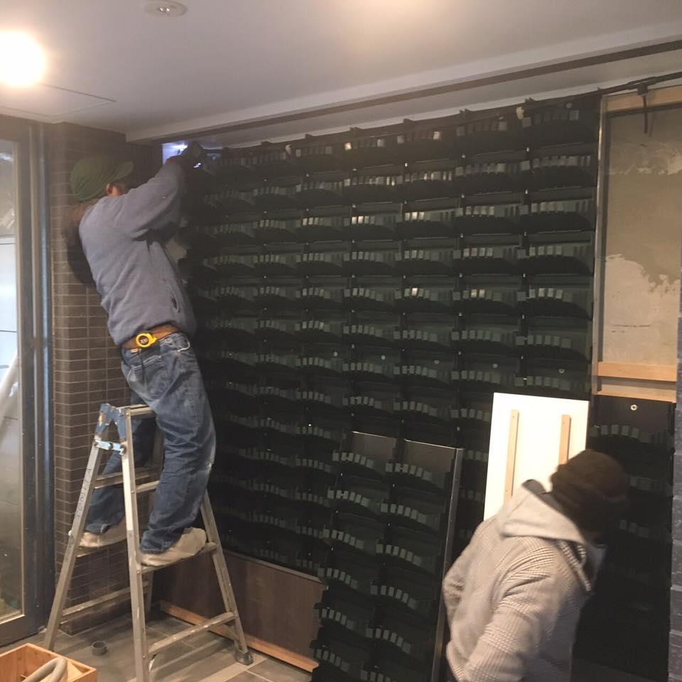 壁面緑化 【 屋内:プラティコ式壁面緑化パネル使用 】 68の施工写真2